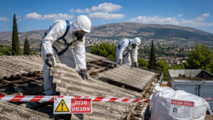 קבלן אסבסט מורשה מבצע פינוי בטוח של גג אסבסט במבנה בצפון הארץ תוך שימוש בציוד מיגון מלא ובהתאם לדרישות החוק.